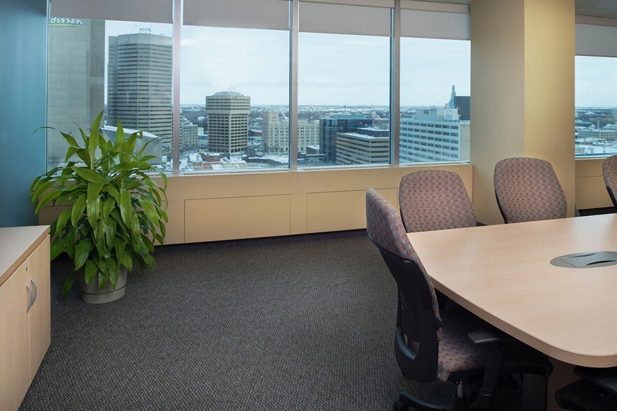 330 Portage Ave, Winnipeg, MB à louer - Photo de l’immeuble – Image 3 sur 13
