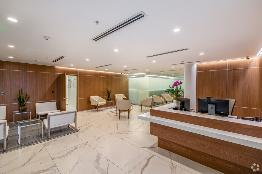 780-782 NW 42nd Ave, Miami, FL à louer - Photo de l’immeuble – Image 3 sur 25