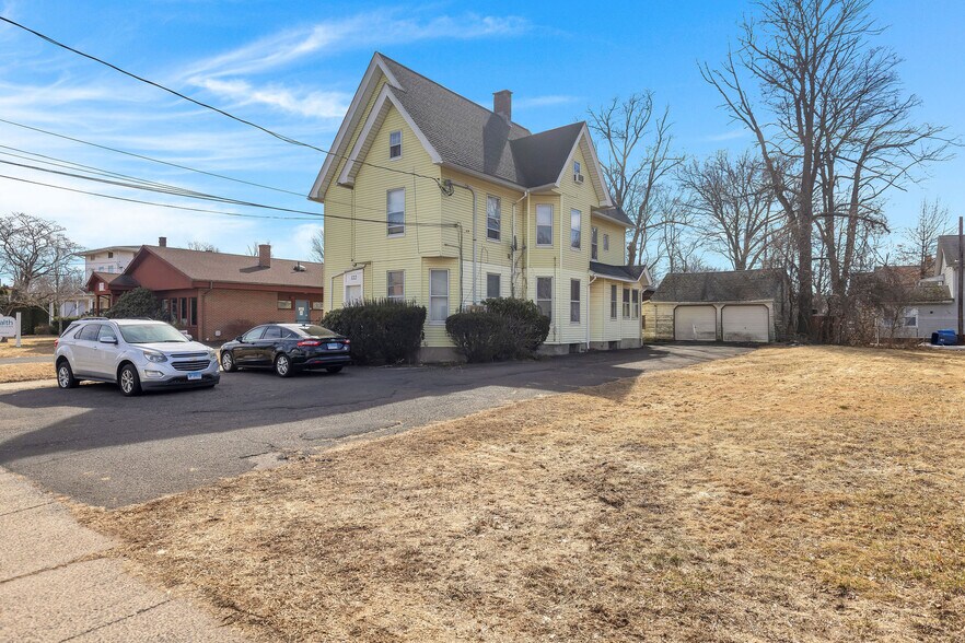 122 W Main St, Plainville, CT à vendre - Photo principale – Image 2 sur 31