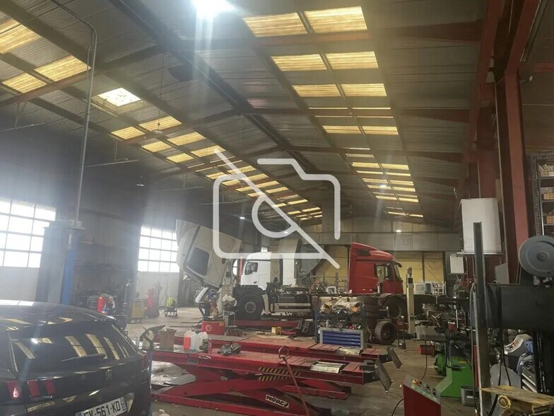 Industriel/Logistique dans Fontenay-Trésigny à louer - Photo de l’immeuble – Image 2 sur 5