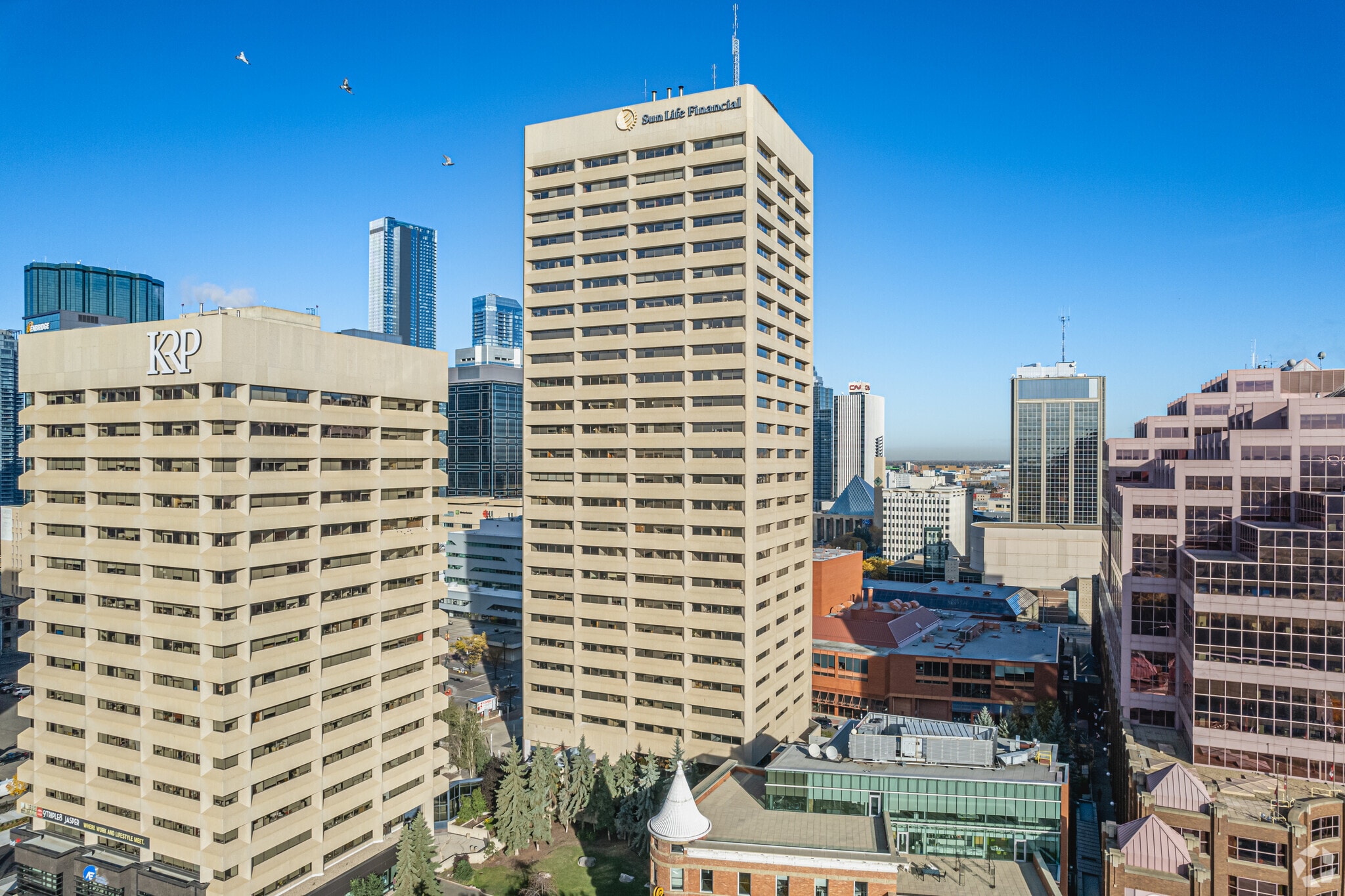 10123 99th St NW, Edmonton, AB à louer Photo principale– Image 1 sur 5