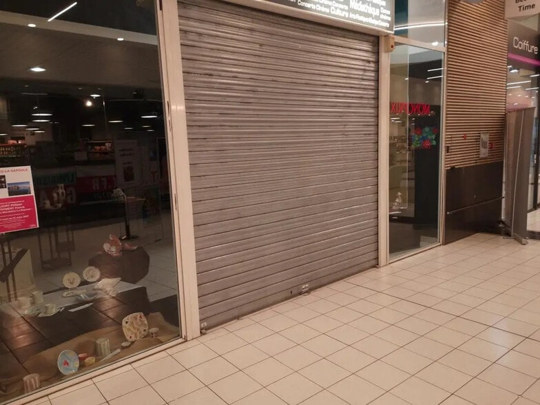 Local commercial dans Mandelieu-la-Napoule à louer - Photo de l’immeuble – Image 3 sur 5