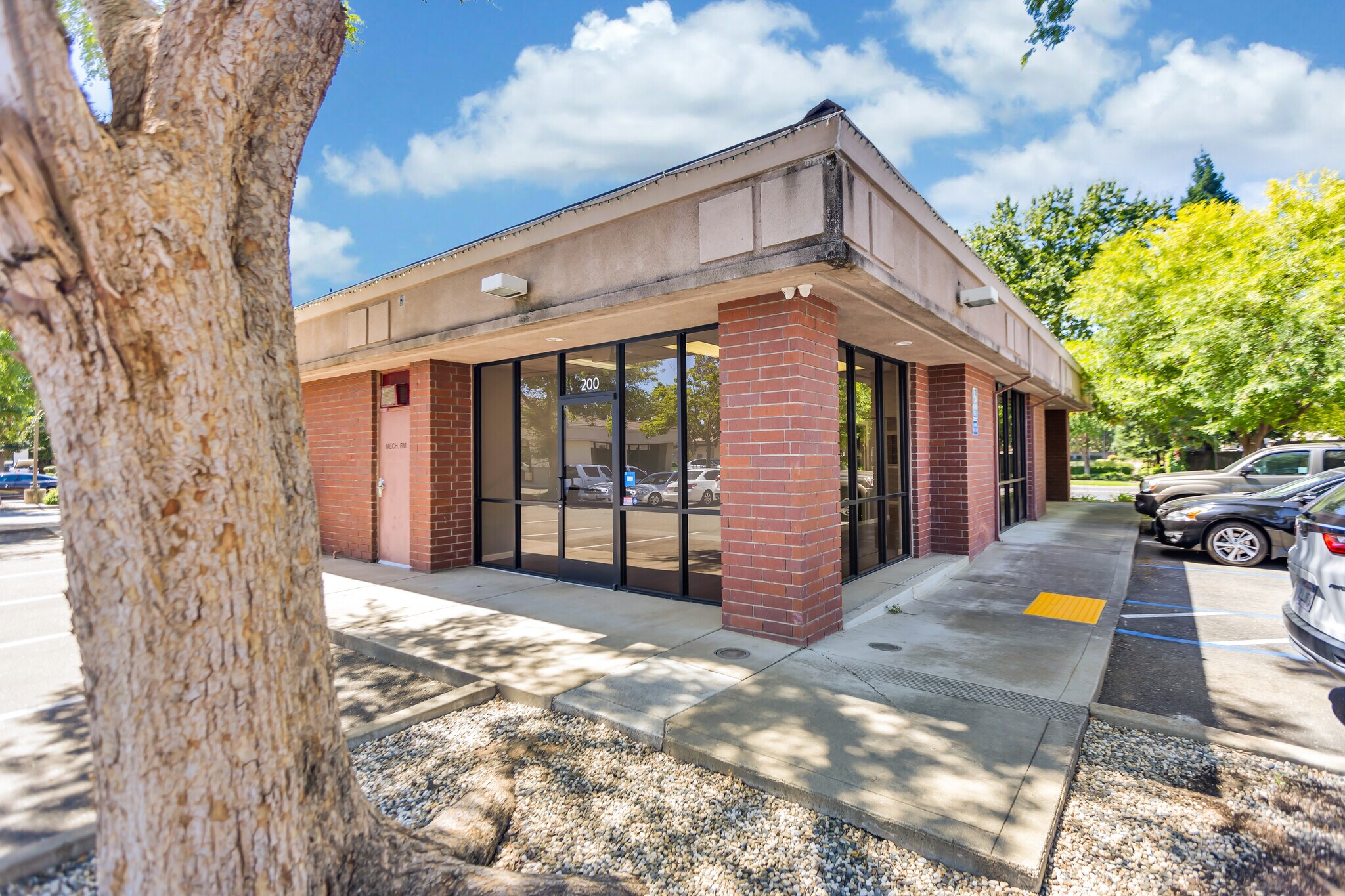 9571 Laguna Springs Dr, Elk Grove, CA à louer Photo de l’immeuble– Image 1 sur 17