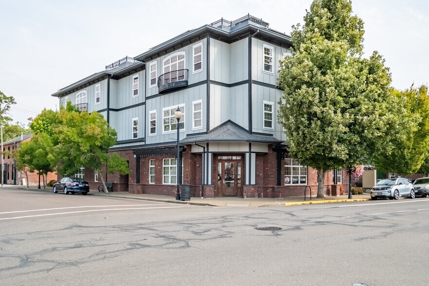 321 E 1st Ave, Albany, OR à louer - Photo de l’immeuble – Image 2 sur 14