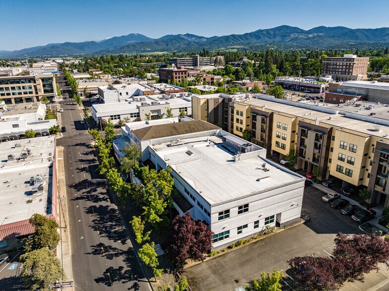 111 N Fir St, Medford, OR à vendre - Photo de l’immeuble – Image 3 sur 95