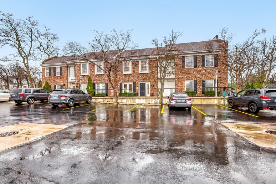 610 W Roosevelt Rd, Wheaton, IL à louer - Photo de l’immeuble – Image 2 sur 6
