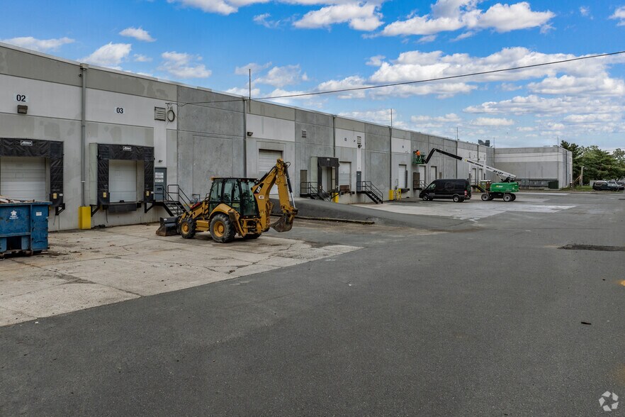 17 Edgeboro Rd, East Brunswick, NJ à louer - Photo de l’immeuble – Image 3 sur 5
