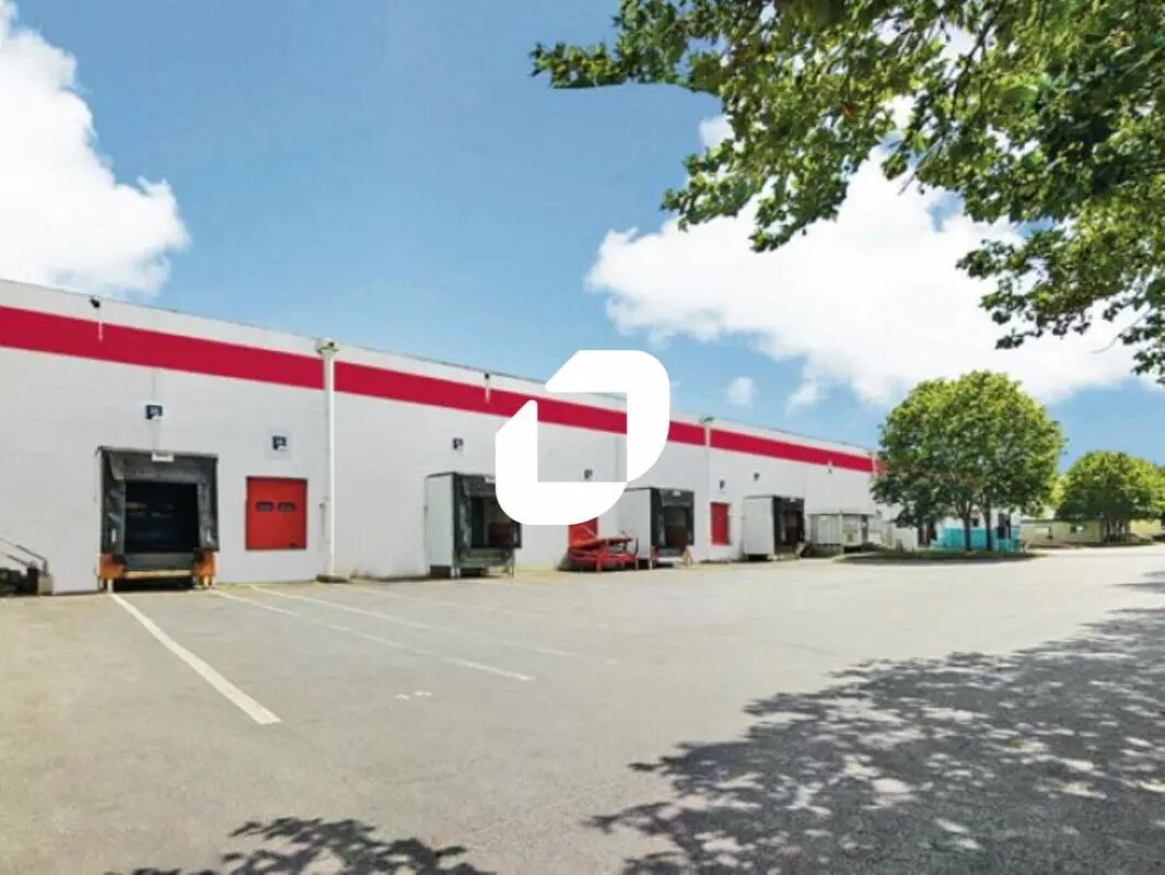 Industriel/Logistique dans Éragny à louer Photo de l’immeuble– Image 1 sur 12