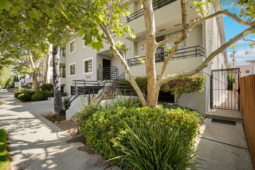 5712 Camellia Ave, North Hollywood, CA à vendre - Photo de l’immeuble – Image 3 sur 20