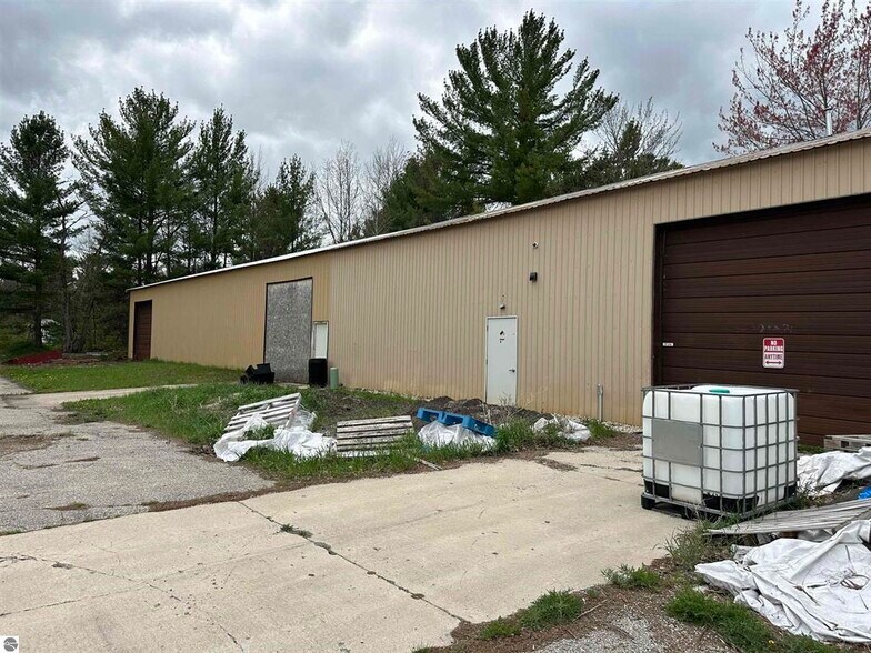 404 S Park Dr, Kalkaska, MI à vendre - Photo de l’immeuble – Image 3 sur 10