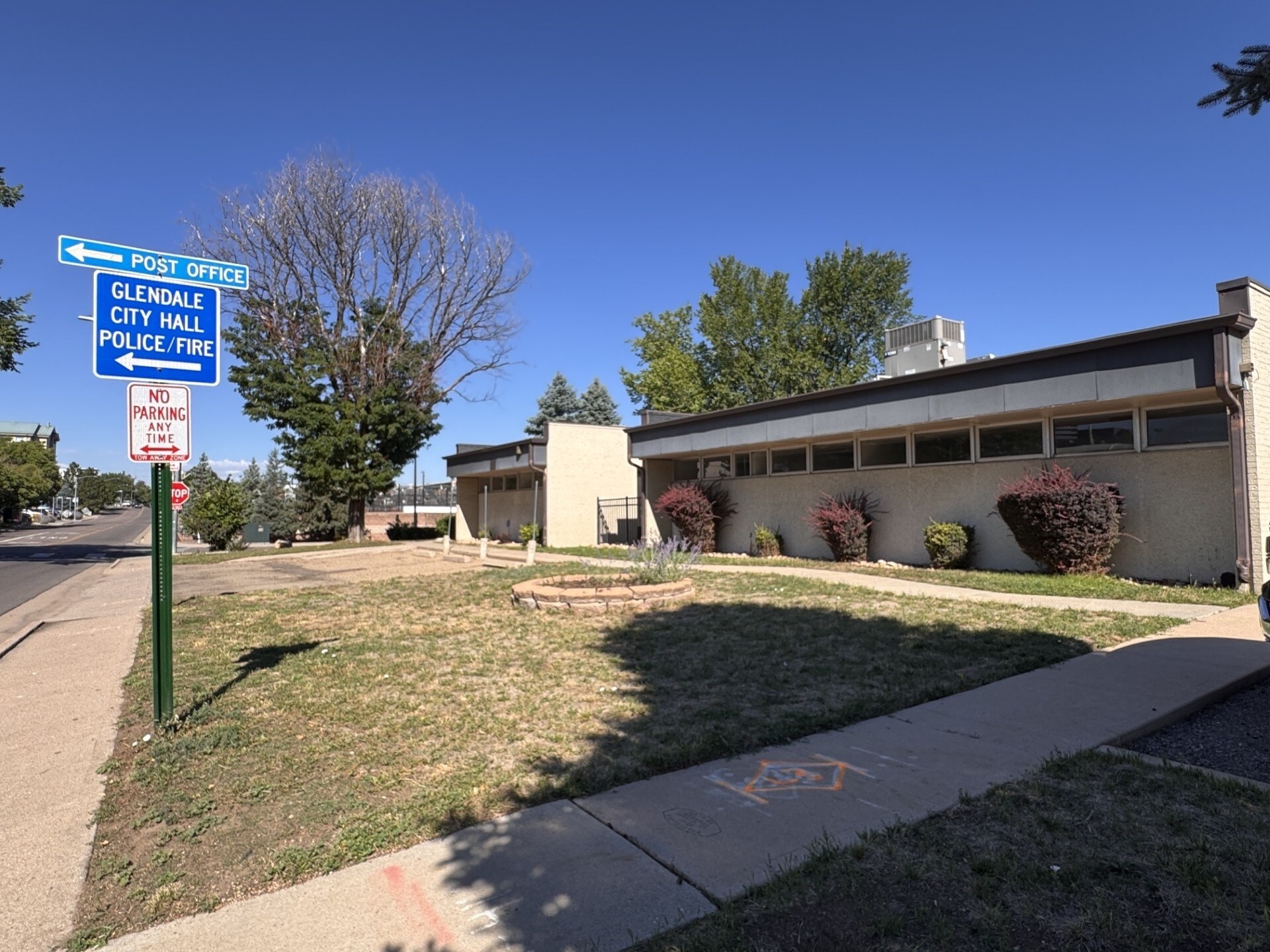4411 E Kentucky Ave, Glendale, CO à vendre Photo de l’immeuble– Image 1 sur 24