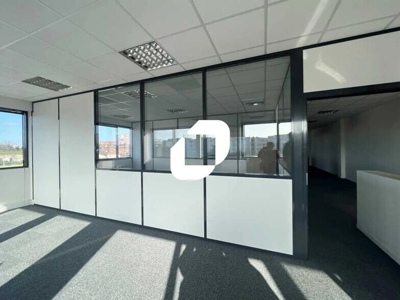 Bureau dans Saint-Denis à louer - Photo de l’immeuble – Image 3 sur 6