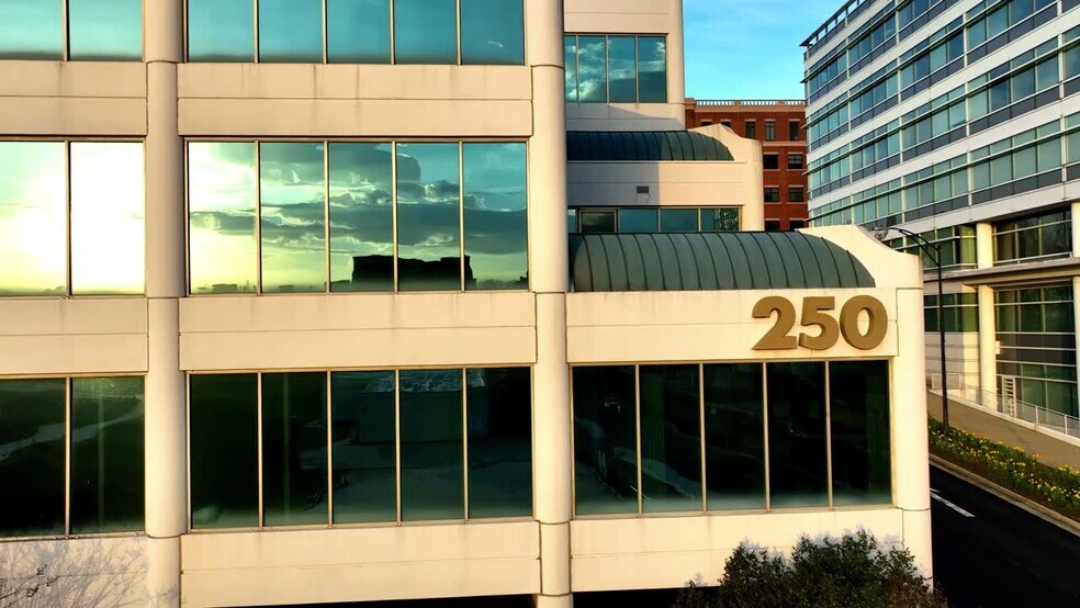 250 W First St, Winston-Salem, NC à louer - Vidéo sur l’annonce professionnelle – Image 2 sur 32