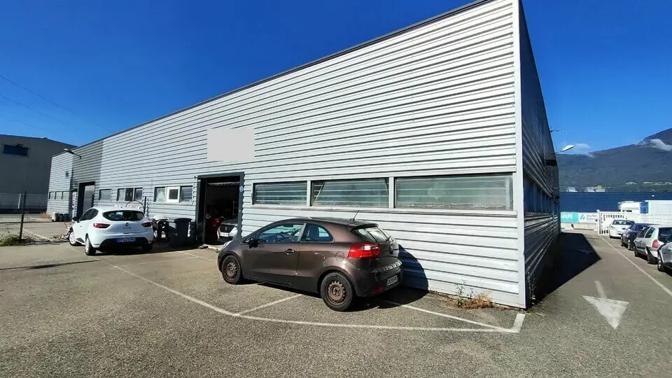 Local d’activités dans Chambéry à louer - Photo de l’immeuble – Image 1 sur 4
