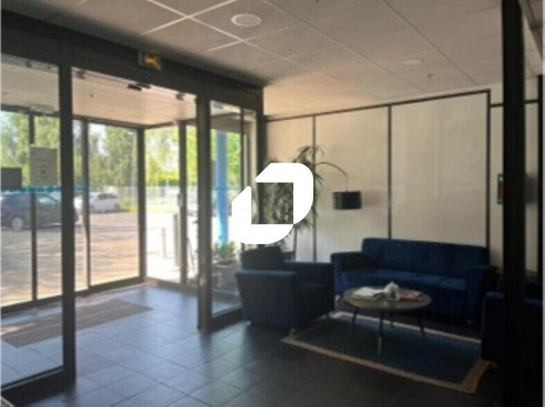 9 Rue Des Pyrénées, Lisses à louer - Hall d’entrée – Image 2 sur 8