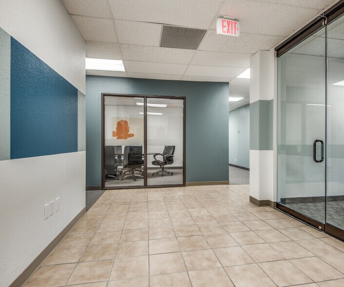 9550 Forest Ln, Dallas, TX à louer - Hall d’entrée – Image 3 sur 6