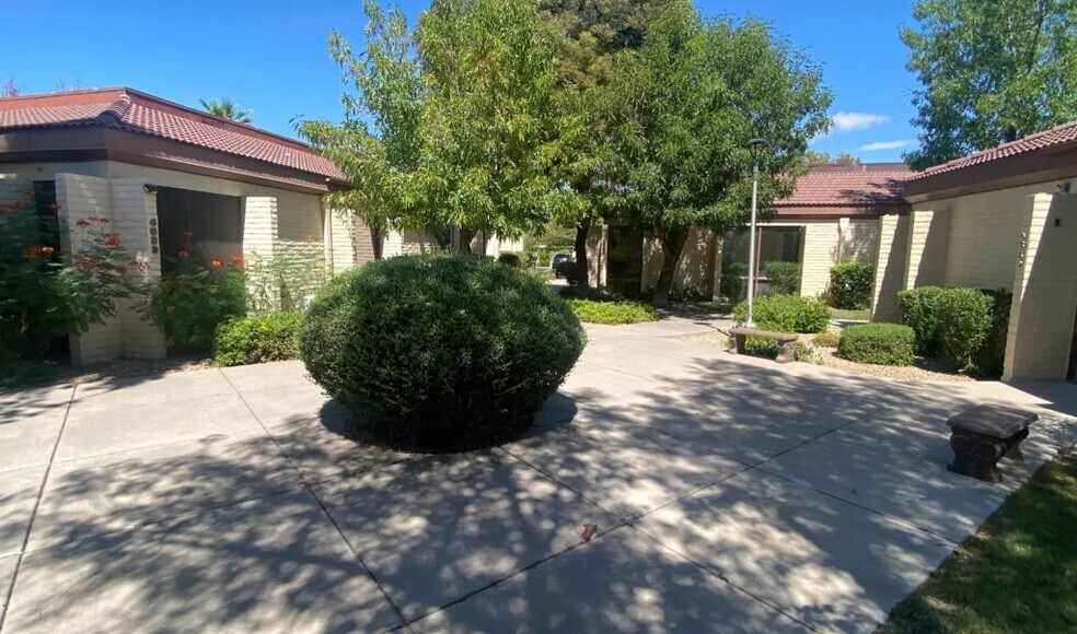 4651 S Lakeshore Dr, Tempe, AZ à louer - Photo de l’immeuble – Image 2 sur 5