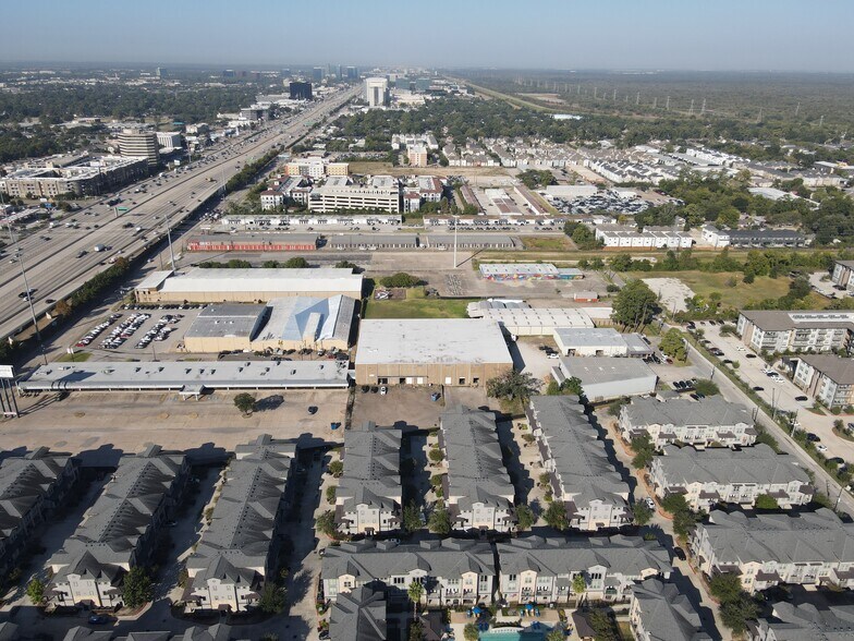 10910 Katy Fwy, Houston, TX à louer - Photo de l’immeuble – Image 3 sur 4