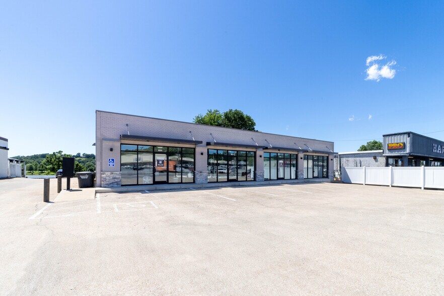 1064 S Riverside Dr, Clarksville, TN à louer - Photo de l’immeuble – Image 1 sur 8