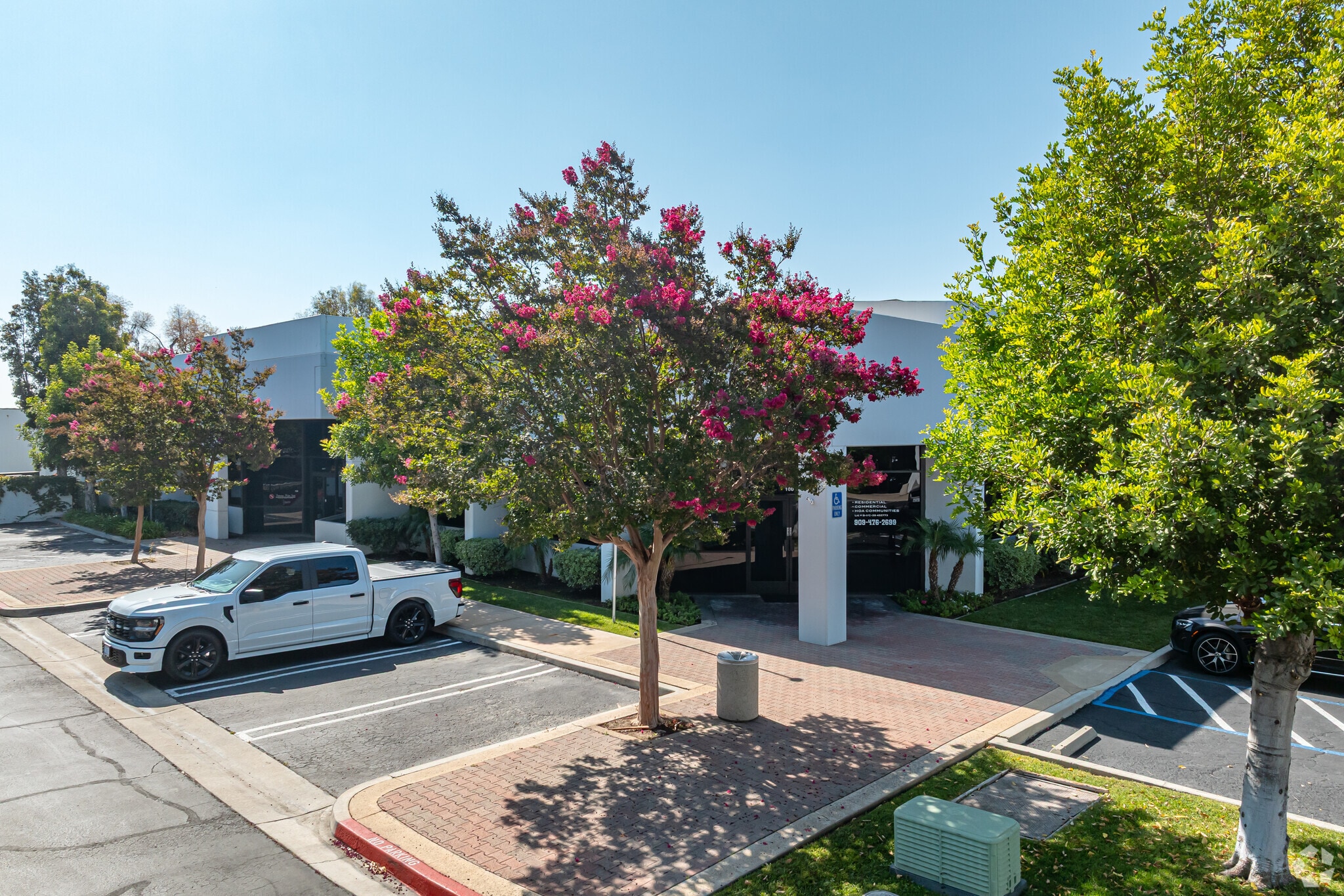 9077 Arrow Route, Rancho Cucamonga, CA à vendre Photo principale– Image 1 sur 5