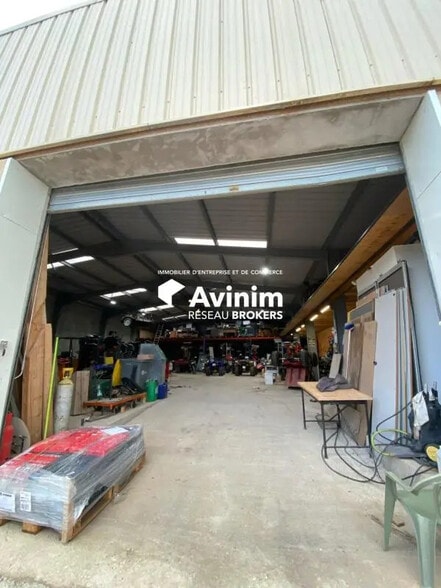 Local d'activités dans Gonfaron à vendre - Photo de l’immeuble – Image 3 sur 9