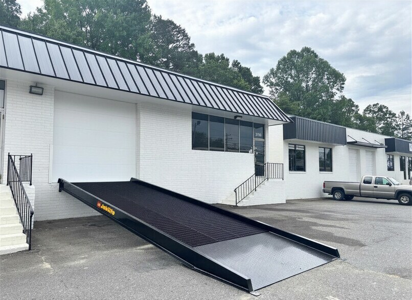 2700-2740 N Graham St, Charlotte, NC à louer - Photo de l’immeuble – Image 2 sur 15