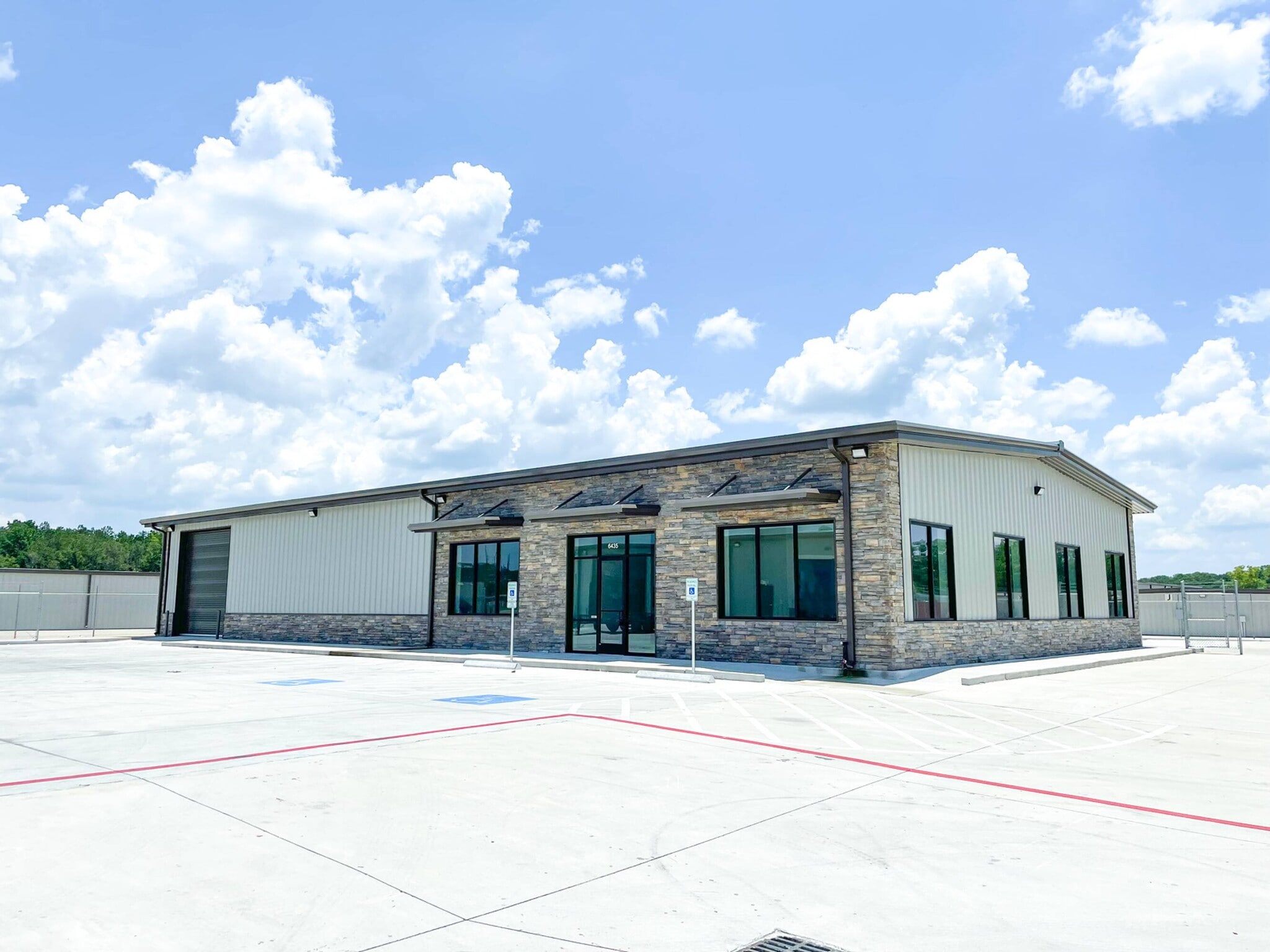 6427 Highway 105, Conroe, TX à louer Photo de l’immeuble– Image 1 sur 13
