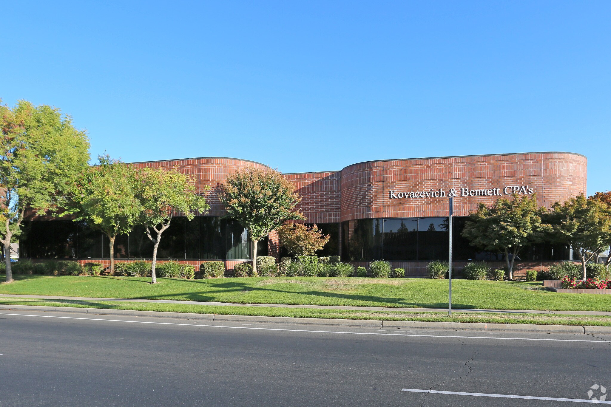 7429 N 1st St, Fresno, CA à vendre Photo principale– Image 1 sur 12