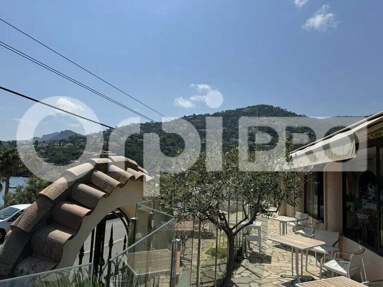 Local d'activités dans Théoule-sur-Mer à vendre - Photo de l’immeuble – Image 3 sur 4