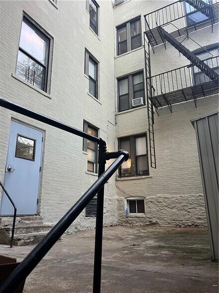 8794 15th Ave, Brooklyn, NY à vendre - Photo de l’immeuble – Image 3 sur 23