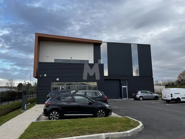 Local d'activités dans Bondoufle à vendre - Photo de l’immeuble – Image 2 sur 9