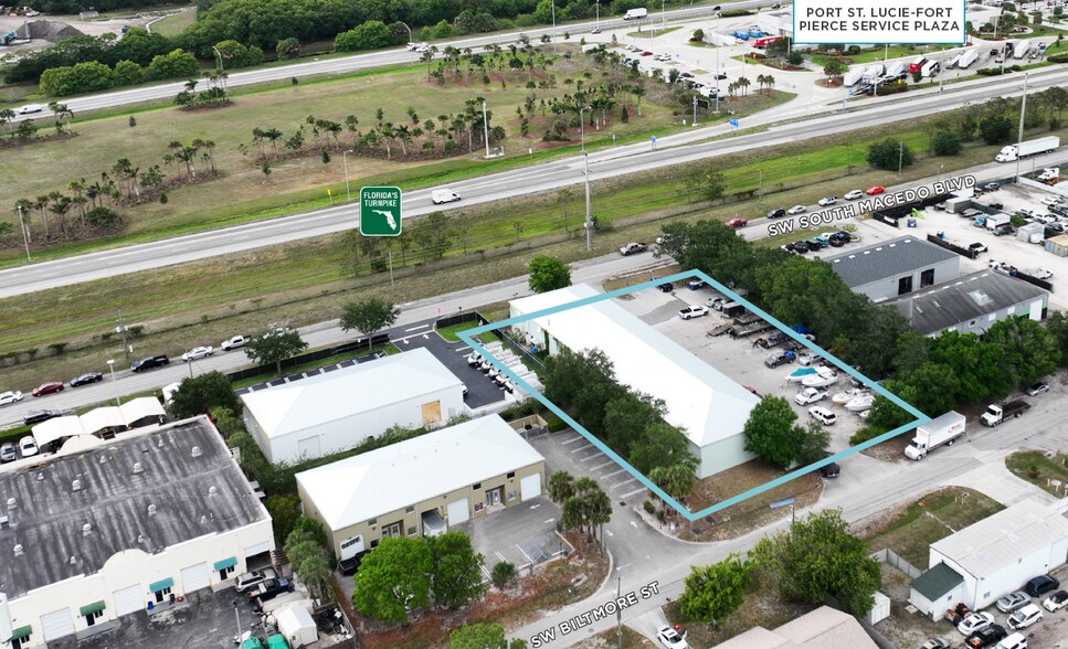 1337 SW South Macedo Blvd, Port Saint Lucie, FL à louer - Photo de l’immeuble – Image 3 sur 5