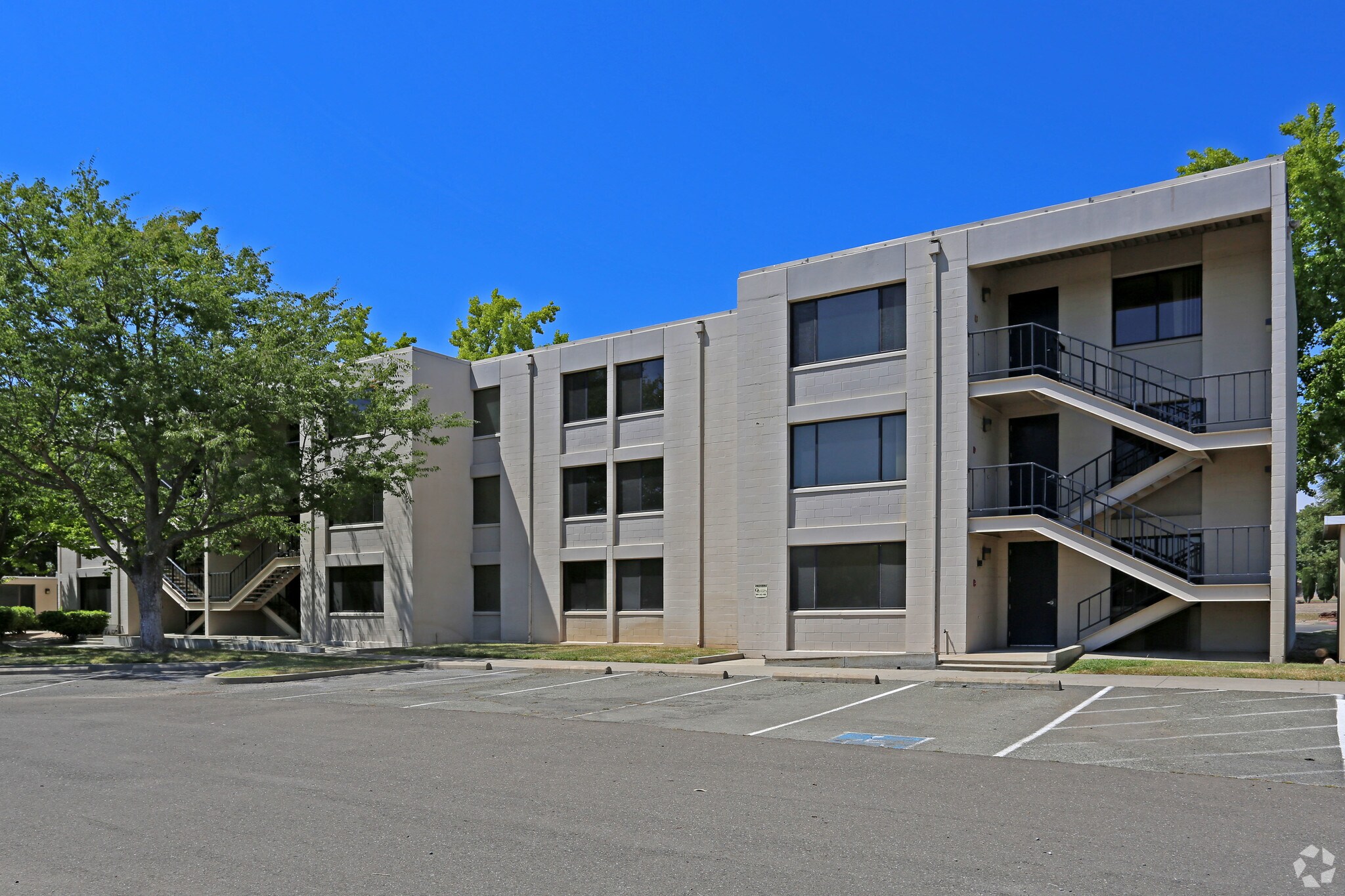 3201-3207 James Way, Mcclellan, CA à louer Photo principale– Image 1 sur 4