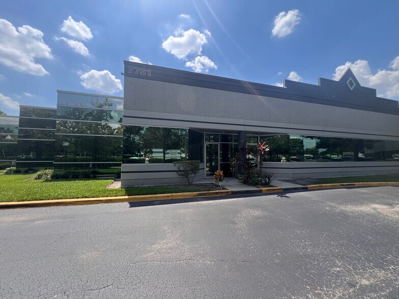 7751 Kingspointe Pky, Orlando, FL à louer - Photo de l’immeuble – Image 3 sur 23