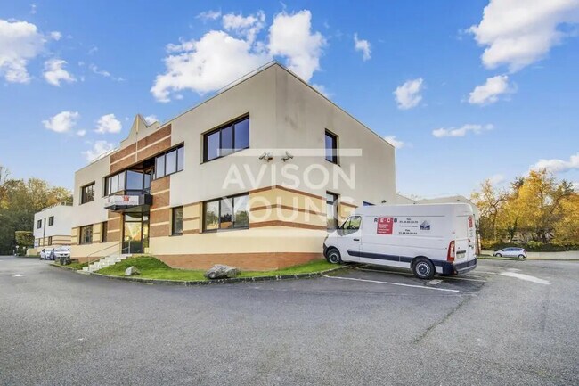 Plus de détails pour Local d'activités à louer