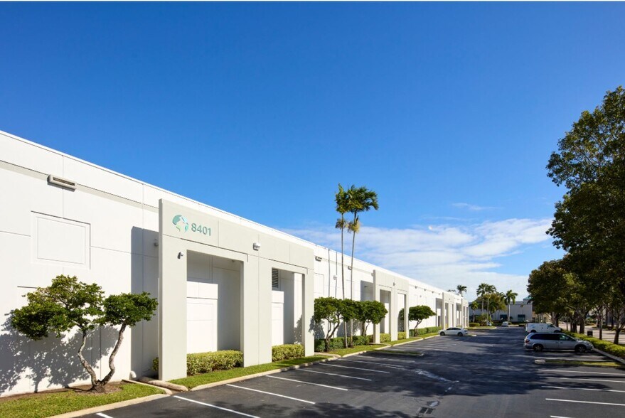 8401 NW 17th St, Miami, FL à louer - Photo de l’immeuble – Image 3 sur 3
