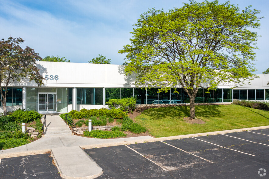 536-616 Atrium Dr, Vernon Hills, IL à louer - Photo de l’immeuble – Image 2 sur 22