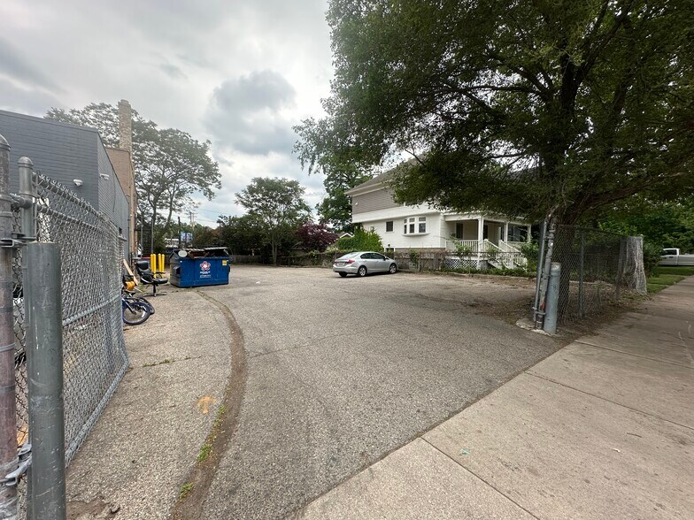 1420 Lake Dr SE, Grand Rapids, MI à louer - Photo de l’immeuble – Image 3 sur 19