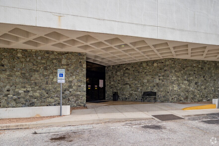 8601 Village Dr, San Antonio, TX à louer - Photo de l’immeuble – Image 2 sur 15