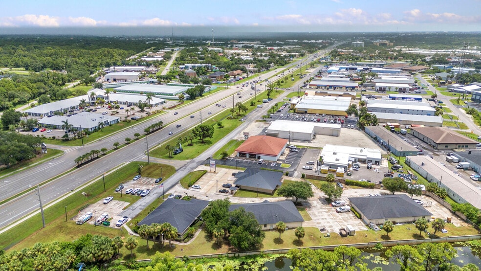 983 Tamiami Trl, Port Charlotte, FL à louer - Photo de l’immeuble – Image 2 sur 10