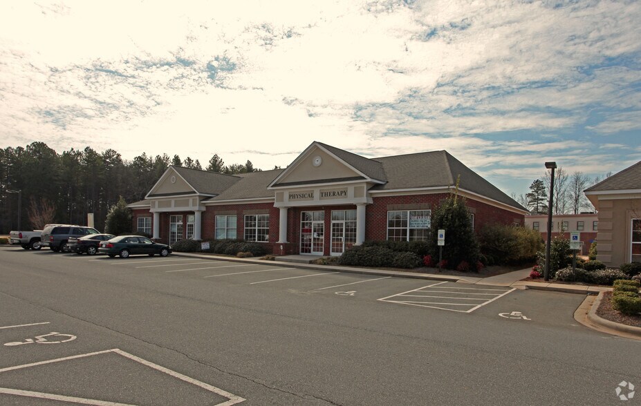 298 N Highway 16, Denver, NC à louer - Photo de l’immeuble – Image 2 sur 3