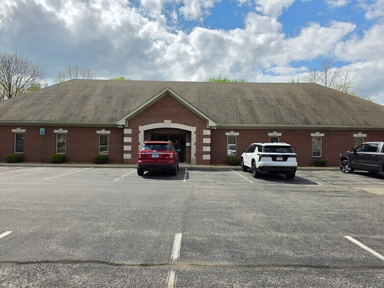 386 Meridian Parke Ln, Greenwood, IN à louer - Photo de l’immeuble – Image 2 sur 15