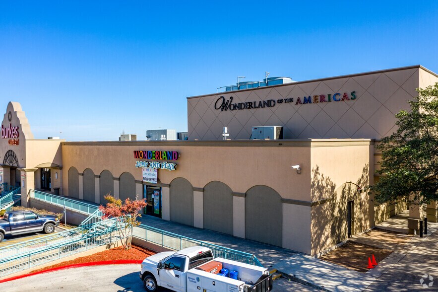 4522 Fredericksburg Rd, San Antonio, TX à louer - Photo de l’immeuble – Image 3 sur 7