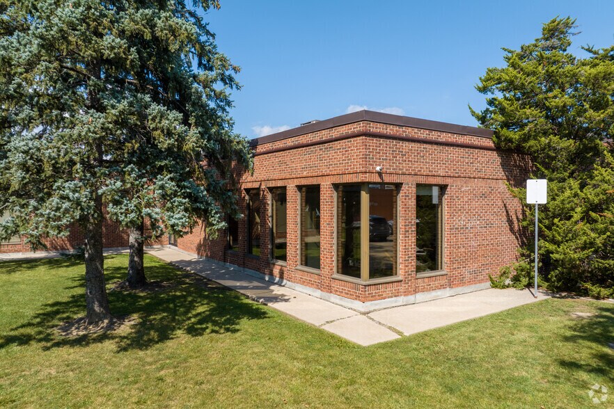 83 Galaxy Blvd, Toronto, ON à louer - Photo de l’immeuble – Image 3 sur 5