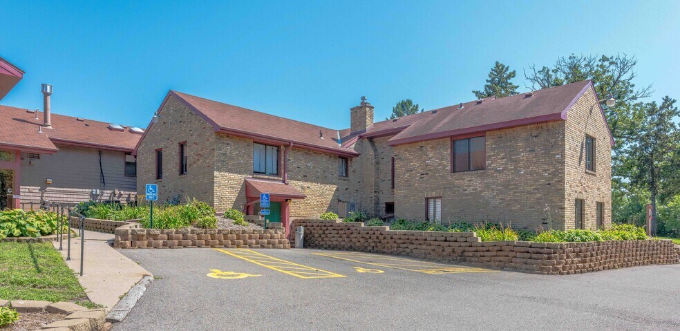 15612 Hwy 7, Minnetonka, MN à louer - Photo de l’immeuble – Image 1 sur 2