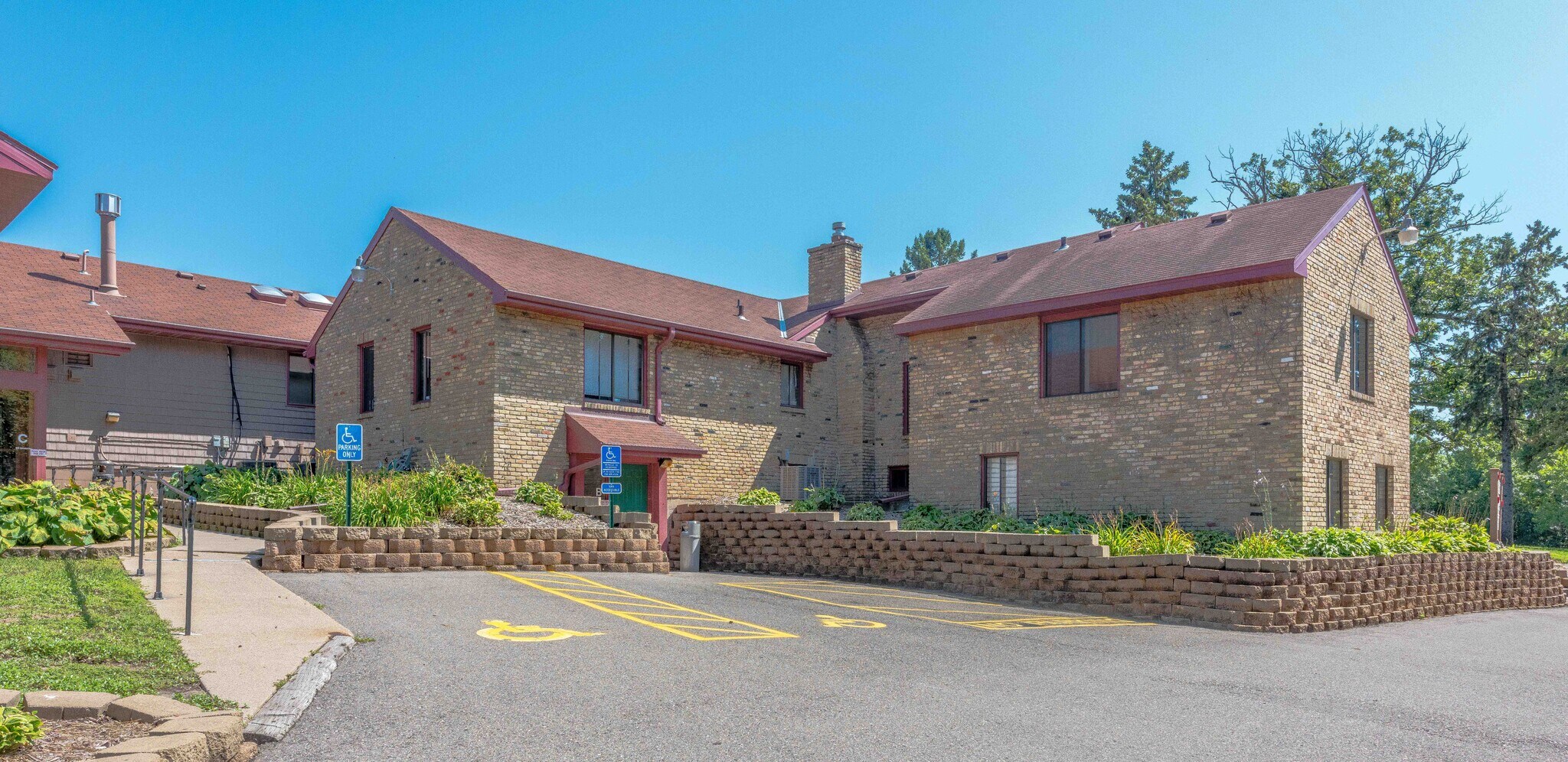 15612 Hwy 7, Minnetonka, MN à louer Photo de l’immeuble– Image 1 sur 3