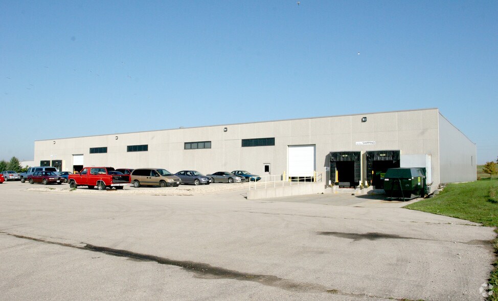 715 Progress Way, Sun Prairie, WI à louer - Photo de l’immeuble – Image 2 sur 2