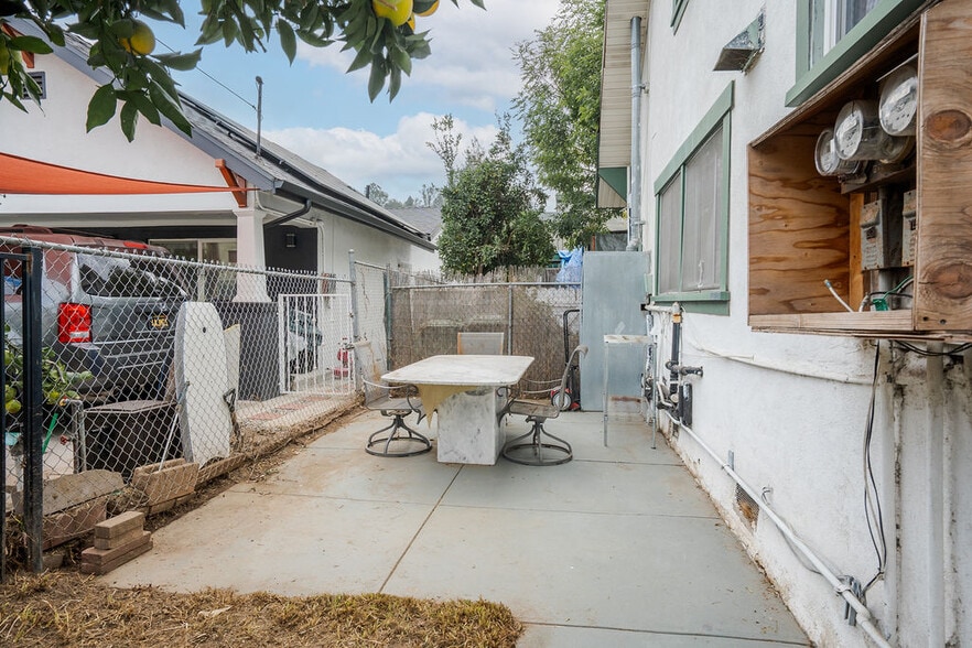 1334-1336 Yosemite Dr, Los Angeles, CA à vendre - Photo de l’immeuble – Image 2 sur 38