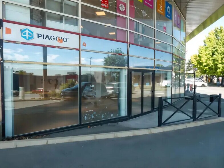 Local commercial dans Osny à louer - Photo de l’immeuble – Image 3 sur 9