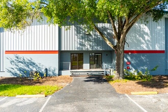 2604 Tampa East Blvd, Tampa, FL à louer Photo de l’immeuble– Image 1 sur 12